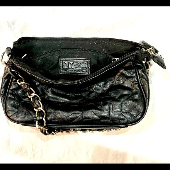 NEW YORK & CO initialed quilted black chain strap shoulder bag size 8x5 preowned - Picture 6 of 14